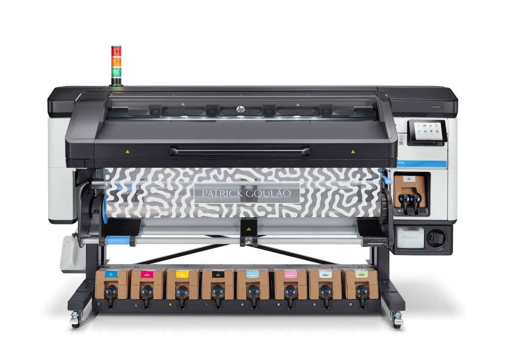 HP Latex 800W Abbildung des HP Latex 800W Großformatdruckers mit transparenter Folie, welche mit weißer HP Latex-Tinte bedruckt ist.